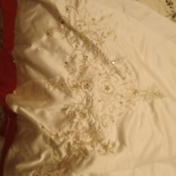 Beautiful wedding dress - Picture 3 of 4